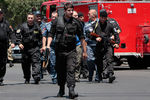 Спецслужбы и полиция около захваченного отделения полиции в Ереване