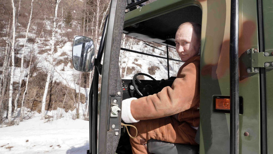 Президент РФ Владимир Путин управляет вездеходом во время прогулки в тайге, 21 марта 2021 года