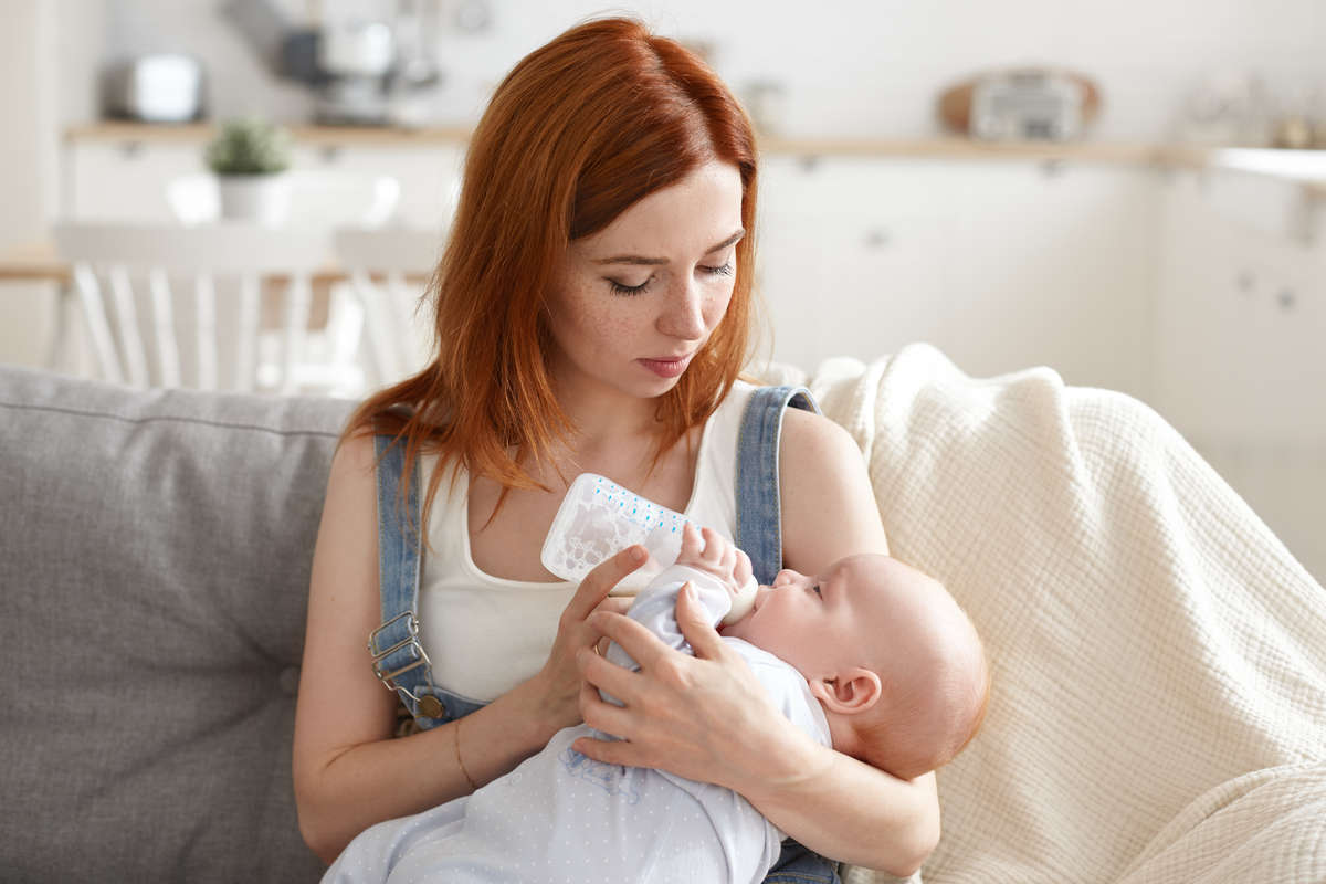 Младенец сосет молоко из груди. Стоковое фото № , агентство BE&W Photo / Фотобанк Лори