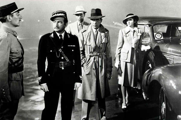 Хамфри Богарт (в центре) в кадре из фильма «Касабланка» (1942)