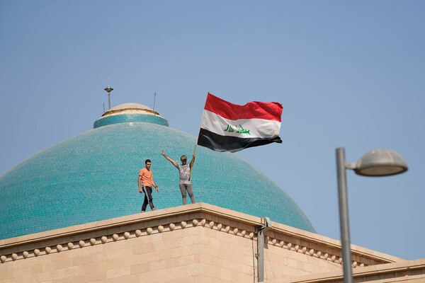 Протестующие на&nbsp;крыше Республиканского дворца в&nbsp;Багдаде, Ирак, 29&nbsp;августа 2022&nbsp;года