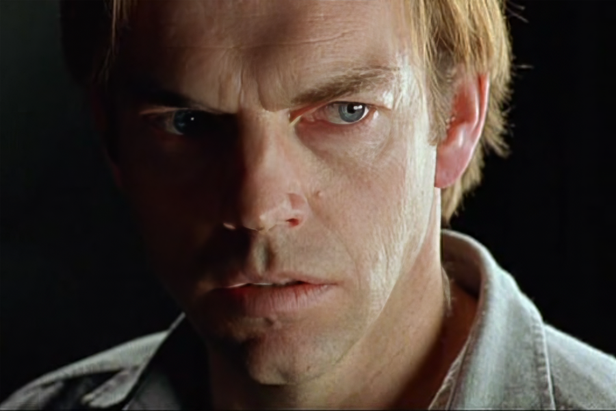 <b>«Интервью» (1998)</b>
<br><br>
События этого психологического триллера происходят в&nbsp;комнате для&nbsp;допросов, а основных действующих лиц — трое: это детектив-сержант, еще один детектив (его подчиненный) и подозреваемый в&nbsp;угоне машины и убийстве одинокий мужчина, который недавно лишился жены и работы (его как раз сыграл Уивинг). На&nbsp;протяжении всей картины напряжение между&nbsp;героями непрерывно усиливается — а зритель никак не может понять, кто же тут прав и чем все закончится.
<br><br>
За&nbsp;эту работу Уивинг вновь был награжден премией австралийских академиков, а также получил приз Международного кинофестиваля в&nbsp;Монреале.
