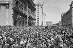 У здания американского посольства на Моховой улице в Москве, 9 мая 1945 года