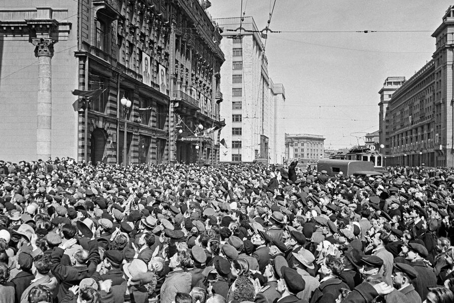 У&nbsp;здания американского посольства на&nbsp;Моховой улице в&nbsp;Москве, 9&nbsp;мая 1945&nbsp;года
