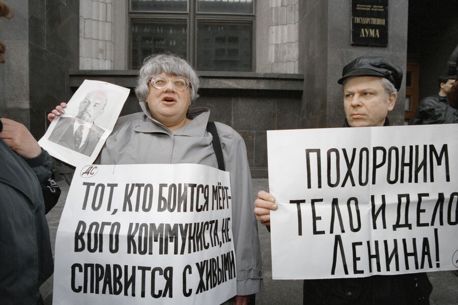 Валерия Новодворская и ее сторонники во время проведения санкционированного пикета у&nbsp;Государственной думы с&nbsp;требованием захоронить тело Ленина, Москва, 1997&nbsp;год