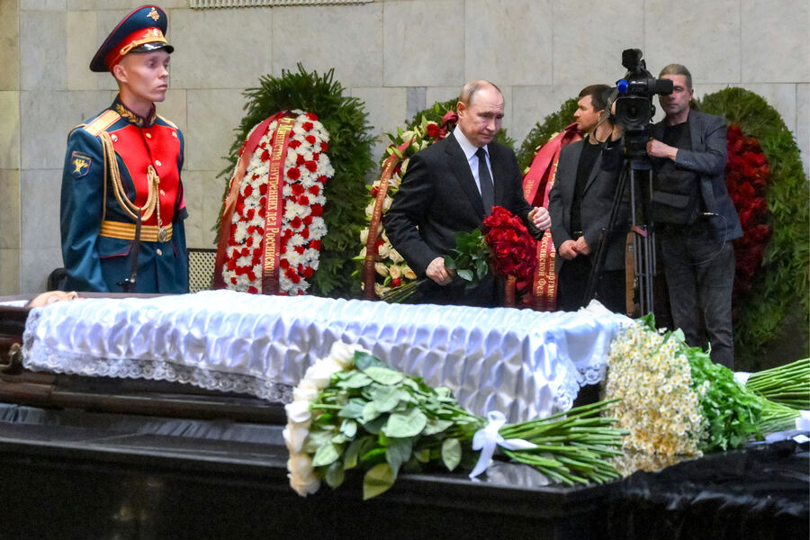 Президент РФ Владимир Путин на&nbsp;церемонии прощания с&nbsp;председателем Верховного суда РФ Ириной Подносовой в&nbsp;траурном зале ЦКБ Управления делами президента РФ в&nbsp;Москве, 24&nbsp;июля 2025&nbsp;года