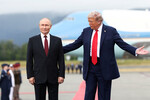 Президент РФ Владимир Путин и президент США Дональд Трамп во время встречи на военной базе Эльмендорф - Ричардсон на Аляске, 15 августа 2025 года