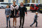 Род Стюарт с супругой и детьми после церемонии в Букингемском дворце