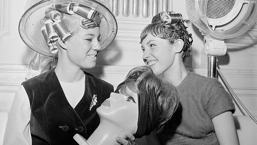 Девушки из Калифорнии Джуди Смит и Кэти Пирс на ежегодном конкурсе косметологов в Сан-Франциско, апрель 1964 года