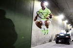 Испанский теннисист Рафаэль Надаль в туннеле перед матчем с швейцарцем Роджером Федерером, 15 марта 2017 года