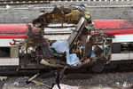 На месте взрыва в вагоне поезда на мадридском вокзале Аточа, в результате которого погибли 173 человека, 11 марта 2004 года 