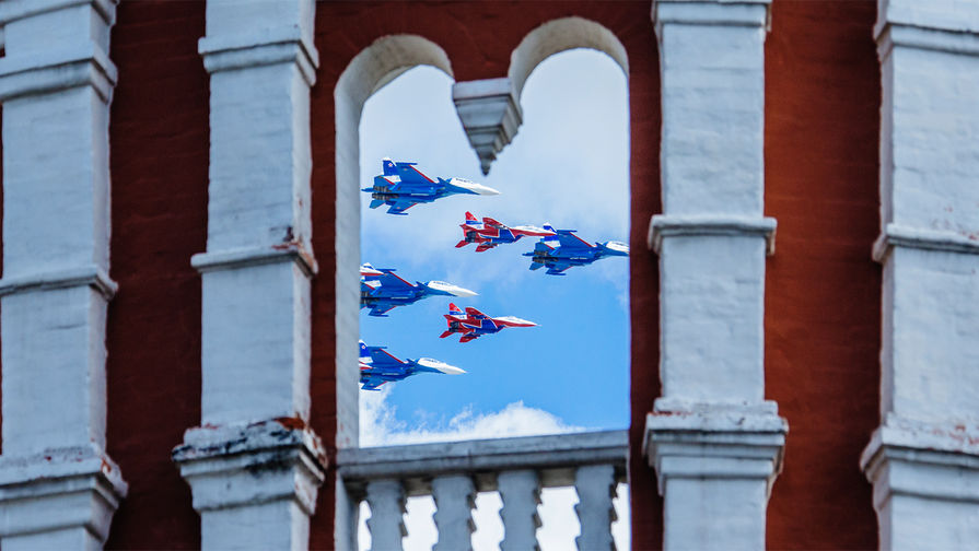 Самолеты пилотажной группы «Русские витязи» во время репетиции воздушной части военного парада Победы, 4 мая 2017 года