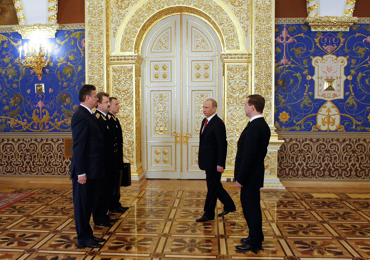 Вступивший в должность президент РФ Владимир Путин (в центре) во время церемонии передачи управления стратегическими ядерными силами после инаугурации. Справа — Дмитрий Медведев, 7 мая 2012 года