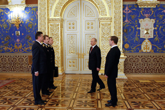 Вступивший в должность президент РФ Владимир Путин (в центре) во время церемонии передачи управления стратегическими ядерными силами после инаугурации. Справа — Дмитрий Медведев, 7 мая 2012 года