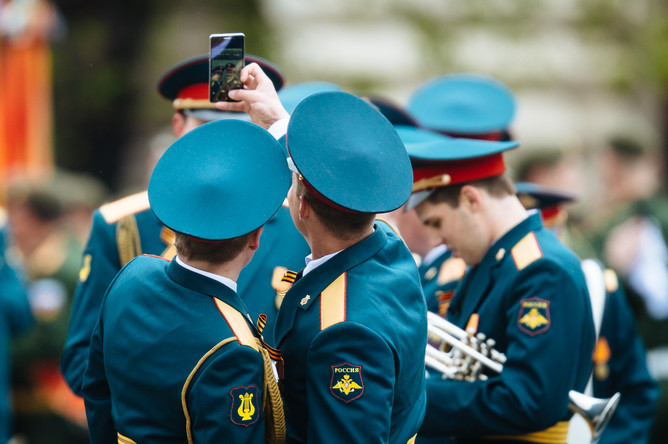 Военнослужащие на военном параде, посвященном 72-й годовщине победы в Великой Отечественной войне