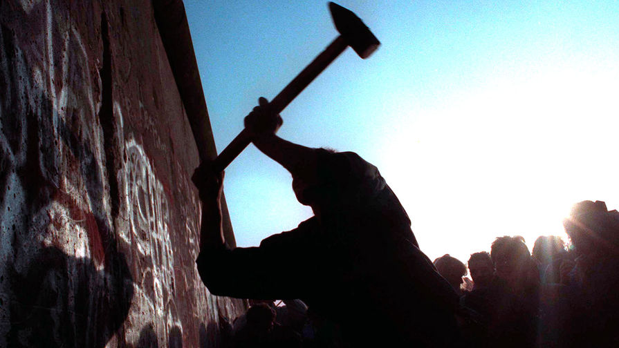 Человек разбивает Берлинскую стену, 12 ноября 1989 года
