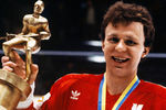 Вячеслав Фетисов с призом чемпионата Европы-85