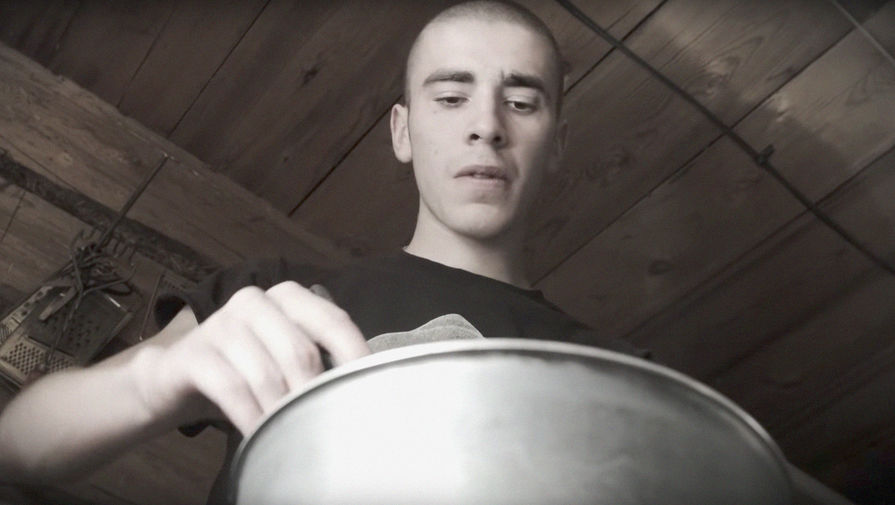 Кадр из клипа при участии Хаски и Захара Прилепина «Пора валить», 2014 год