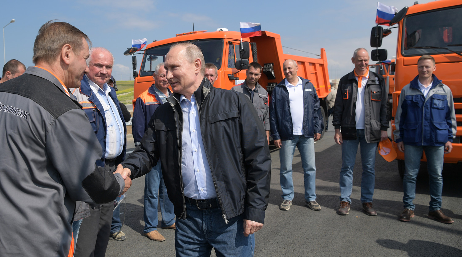 Президент России Владимир Путин во время беседы на нулевом километре со строителями Крымского моста во время торжественной церемонии открытия автодорожной части транспортного перехода через Керченский пролив, 15 мая 2018 года