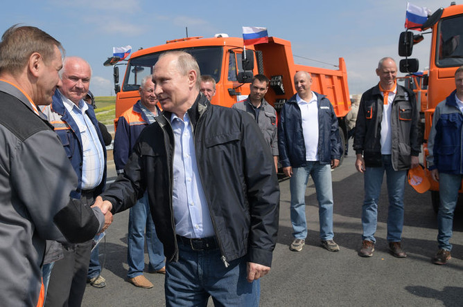 Президент России Владимир Путин во время беседы на нулевом километре со строителями Крымского моста во время торжественной церемонии открытия автодорожной части транспортного перехода через Керченский пролив, 15 мая 2018 года