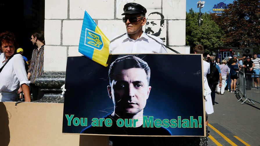 Плакат с изображением президента Владимира Зеленского во время празднования Дня независимости Украины в Киеве, 24 августа 2019 года