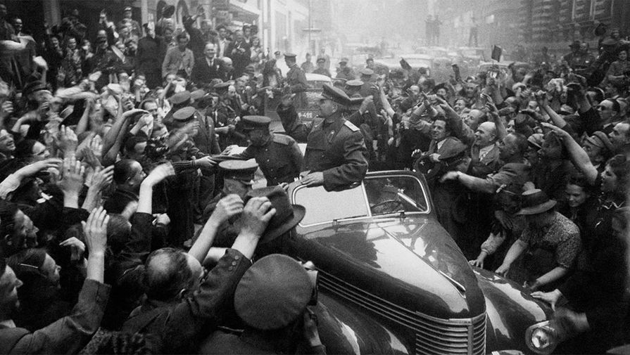 Командующий войсками 1-го Украинского фронта Маршал Советского Союза И.С. Конев в&nbsp;освобожденной Праге. Чехословакия, май 1945 г.