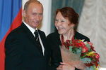 Президент России Владимир Путин вручает Нине Ургант орден «За заслуги перед Отечеством» третьей степени, 2006 год