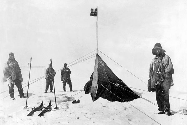 Британский полярный исследователь Роберт Ф. Скотт (1868-1912) отправился с мыса Эванс 24 октября 1911 года к Южному полюсу, которого он и его товарищи достигли через четыре недели после Роальда Амундсена 18 января 1912 года. На фото он и его товарищи на Южном полюсе вместе с палаткой, оставленной Амундсеном., 18 января 1912 года