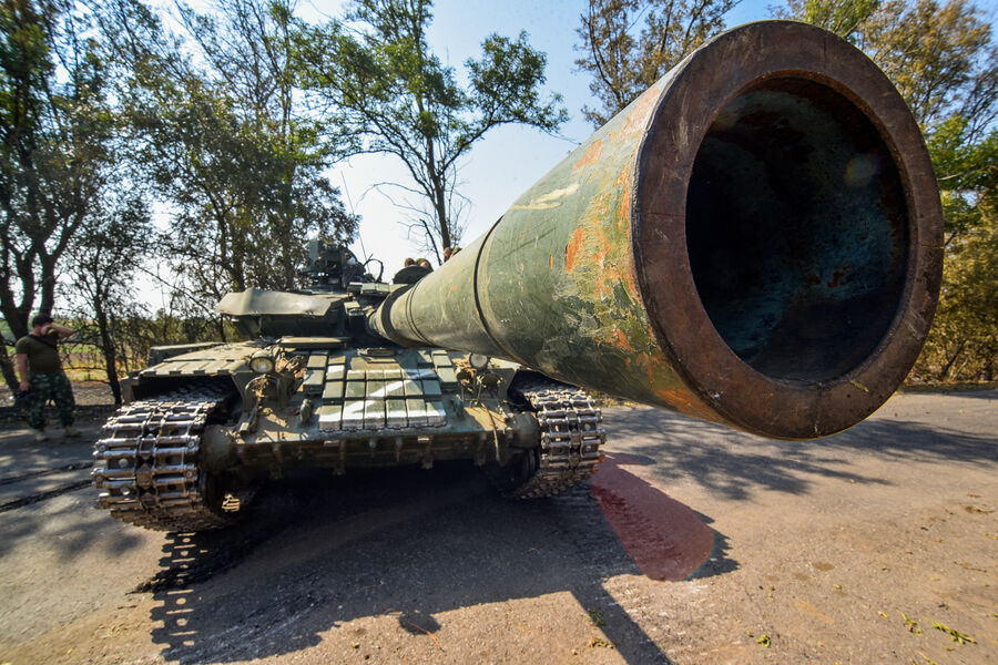 Танк Т-72 отдельного батальона оперативно-боевого тактического формирования ДНР на танковом полигоне в Донецкой народной республике