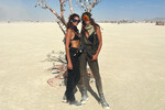 Синди Кроуфорд (справа) и её дочь Кайя Гербер на фестивале Burning Man