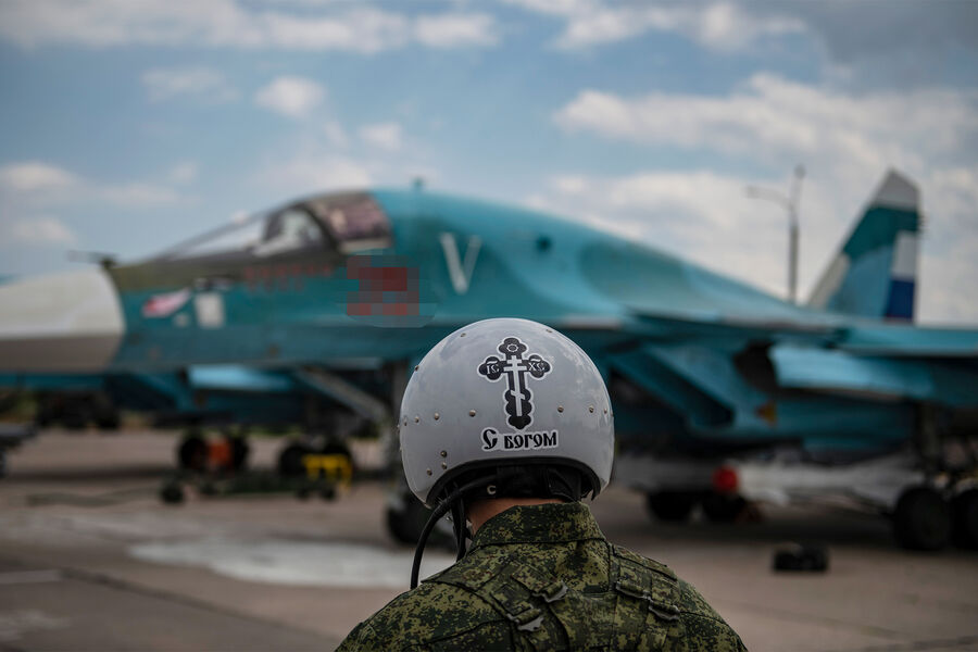 Пилот истребителя-бомбардировщика Су-34 ВКС РФ на аэродроме в зоне проведения спецоперации