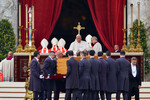 Папа Франциск на церемонии прощания с папой Бенедиктом XVI на площади Святого Петра в Ватикане, 5 января 2023 года