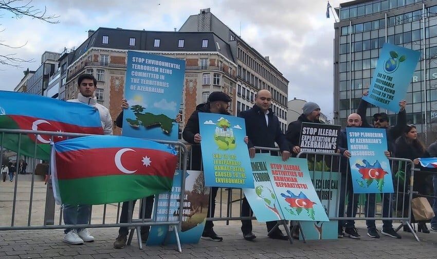 Азербайджанцы проводят акцию протеста перед Европарламентом