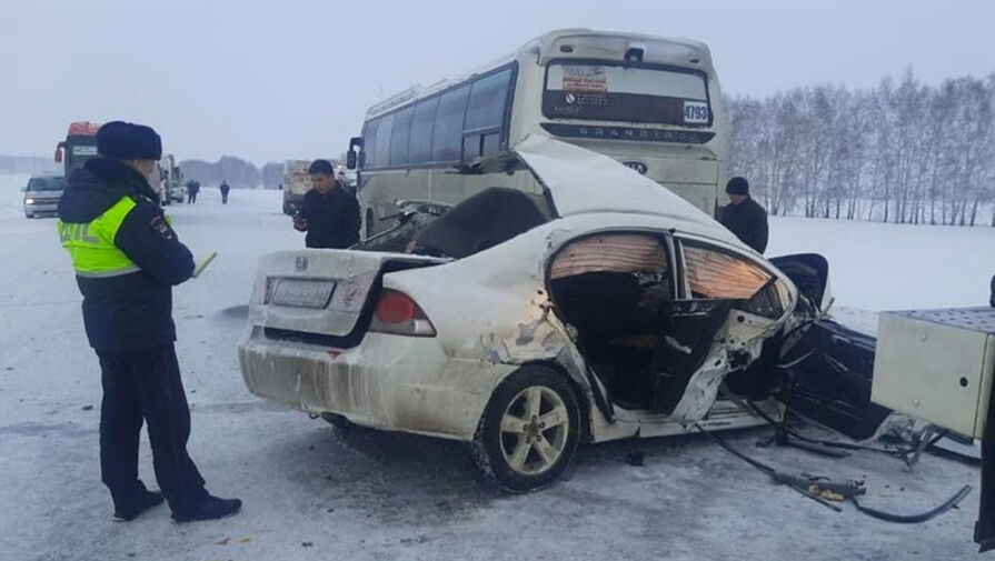 В ДТП с автобусом под Новосибирском погибли мужчина и трехлетний мальчик