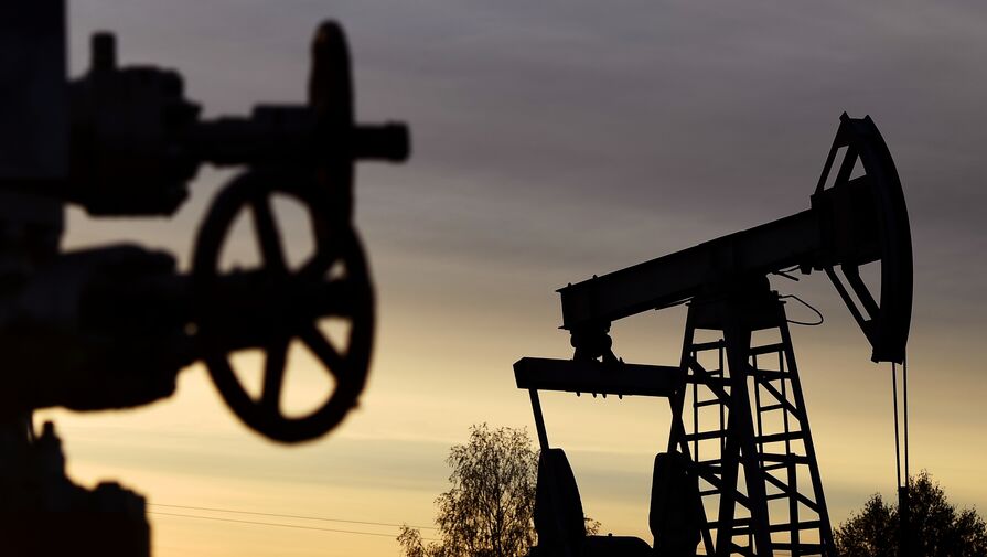 Минфин: стоимость российской нефти Urals упала до $55,97 за баррель