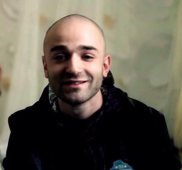 <b>Лева Twice (1989&ndash;2012)</b>
<br><br>
Лева Twice (Левон Папян) не успел добиться широкой популярности &ndash; в&nbsp;22 года он погиб в&nbsp;своей квартире в&nbsp;Петербурге. По&nbsp;версии следствия, во время ссоры его зарезала любимая девушка Екатерина Дорофеева. Удар ножом в&nbsp;грудь оказался смертельным, и прибывшим медикам осталось только констатировать смерть. Друзья Левона затем рассказывали, что он очень любил девушку и часто упоминал ее в&nbsp;своих треках.
<br><br>
Согласно открытым источникам, Дорофееву приговорили к&nbsp;восьми годам колонии.