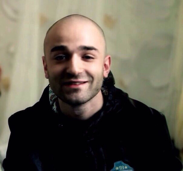 <b>Лева Twice (1989&ndash;2012)</b>
<br><br>
Лева Twice (Левон Папян) не успел добиться широкой популярности &ndash; в&nbsp;22 года он погиб в&nbsp;своей квартире в&nbsp;Петербурге. По&nbsp;версии следствия, во время ссоры его зарезала любимая девушка Екатерина Дорофеева. Удар ножом в&nbsp;грудь оказался смертельным, и прибывшим медикам осталось только констатировать смерть. Друзья Левона затем рассказывали, что он очень любил девушку и часто упоминал ее в&nbsp;своих треках.
<br><br>
Согласно открытым источникам, Дорофееву приговорили к&nbsp;восьми годам колонии.