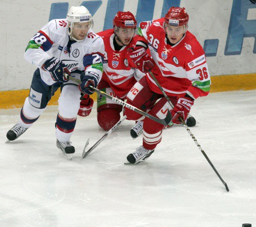 Игрок «Сибири» Виктор Другов против двух спартаковцев