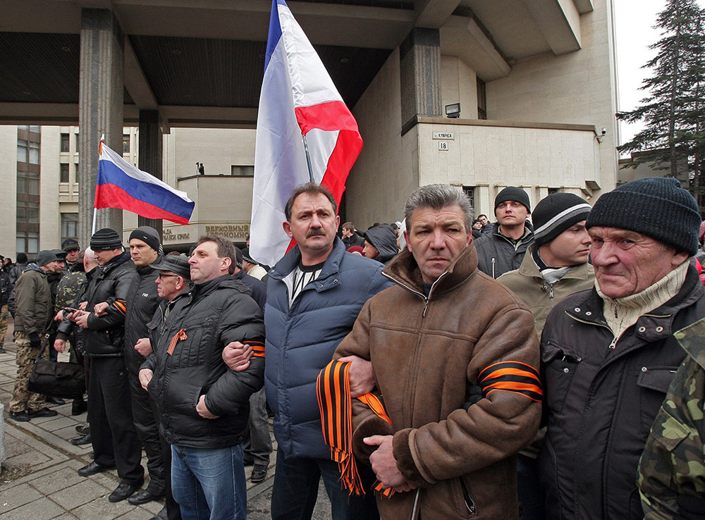 Участники митинга у здания Верховного совета Крыма в Симферополе