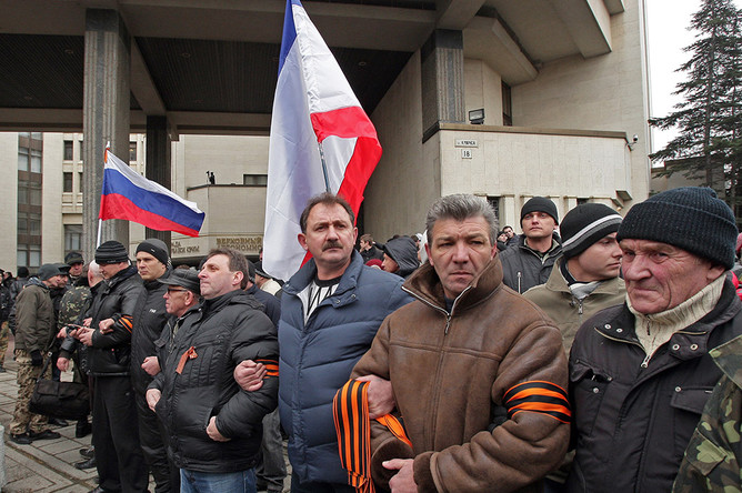 Участники митинга у здания Верховного совета Крыма в Симферополе
