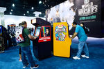 Посетители выставки играют на старых игровых автоматах в «Michael Jackson's Moonwalker» (1989) и «Donkey Kong Junior» (1982)