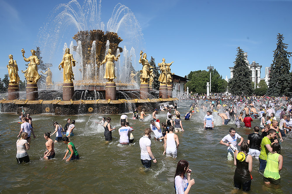 Участники флешмоба «Большая водная битва» у фонтана «Дружба народов» на территории ВДНХ