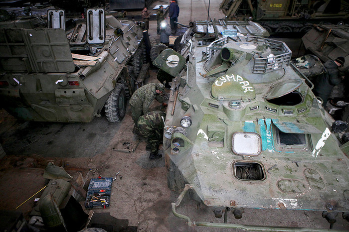 Военнослужащие ДНР во время ремонта трофейной техники на&nbsp;заводе по&nbsp;восстановлению военной техники