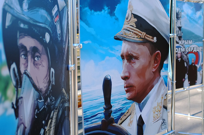 На выставке графических работ «Крым. Возвращение в родную гавань», посвященной годовщине референдума в Крыму, в Новопушкинском сквере в Москве