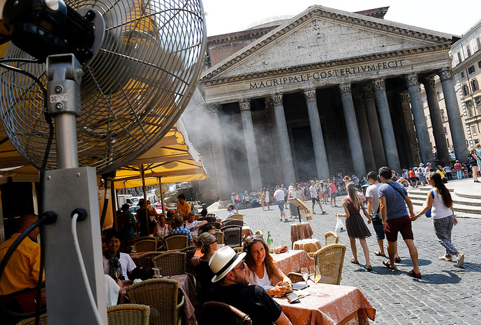 Посетители спасаются от жары в&nbsp;ресторане перед&nbsp;Пантеоном, Рим, Италия, 8&nbsp;августа 2015&nbsp;года