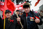 Участники митинга, посвященного 98-й годовщине Октябрьской революции, в Новосибирске
