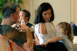 Бьорк с мужем, американским художником Мэтью Барни и их дочерью Исадоурой в Венеции, 2005 год