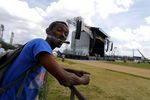 Мужчина наблюдает за подготовкой сцены к концерту группы The Rolling Stones, которая впервые выступит в Гаване 25 марта