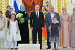 Владимир Путин и семья из Республики Ингушетия на церемонии вручения многодетным родителям ордена «Родительская слава» в Кремле