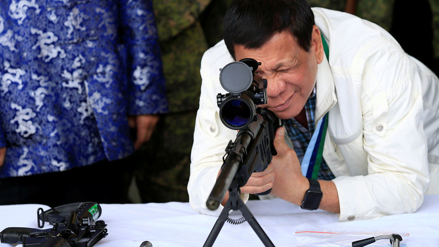 Президент Филиппин Родриго Дутерте со снайперской винтовкой во время церемонии после получения военной помощи от Китая, июнь 2017 года